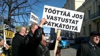 Ay-mielenosoittajat tervehtivät heti Sipilän hallitusta.