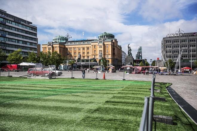 Vaasan torilla valmistaudutaan viikonlopun jalkapalloturnaukseen. KUVA: OUTI NEUVONEN