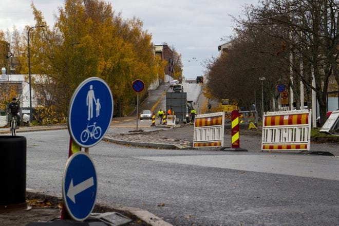 Tällä hetkellä Laivakadun tietöistä on jäljellä enää asfaltointia ja viimeistelytöitä. KUVA: LOTTA MIKKILÄ