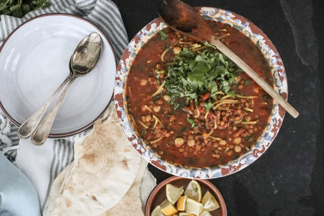Marokkolaisen harira-keiton salaisuus on lempeissä mausteissa, kurkumassa, inkiväärissä ja kanelissa.