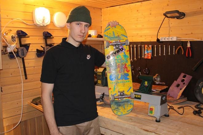 Paavo Lepistö muuntaa vanhat skeittilaudat koruiksi. KUVAT: TOMI OLLI