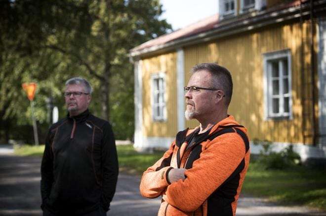Veljekset Pasi ja Timo Peltonen ovat huolestuneita Vaskiluodon liikennejärjestelyistä. Ne pitäisi saada kuntoon ennen kuin alueelle nousee Wärtsilän teknologiakeskus. KUVAT: JARNO PELLINEN