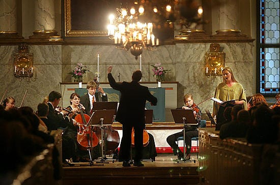 Ensi viikosta lähtien Oulun tuomiokirkossa päästään nauttimaan konserteista.
