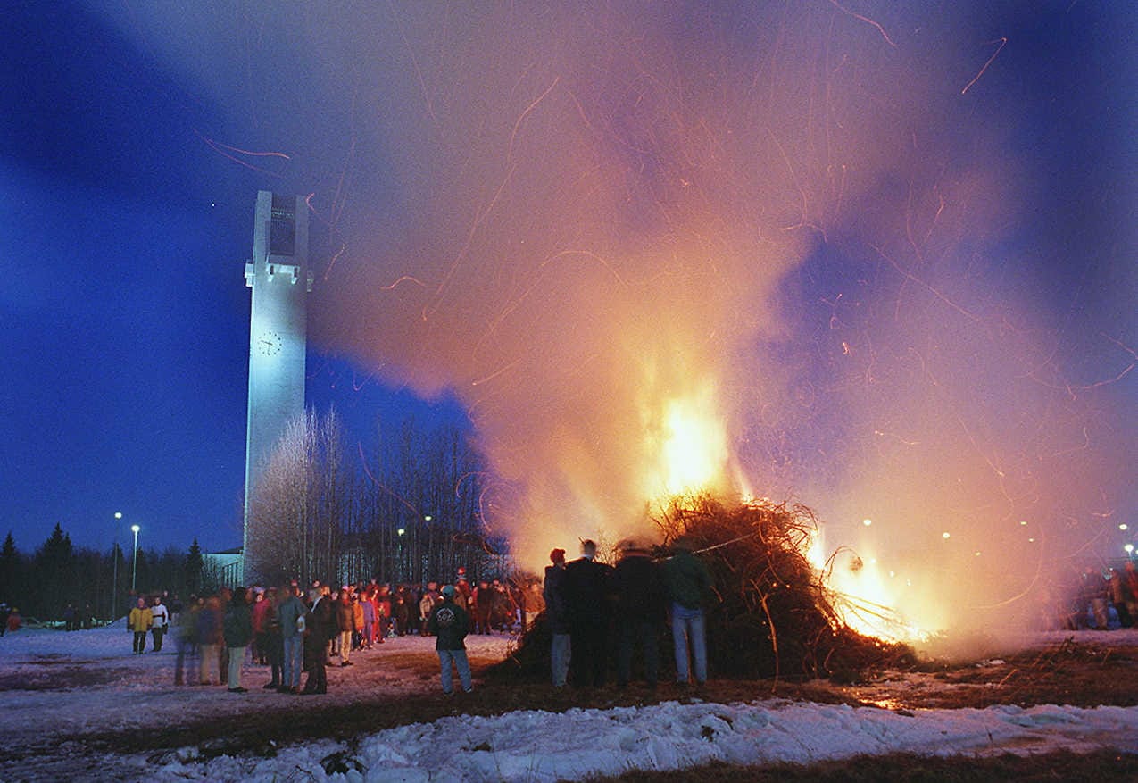 Suomalaisen pääsiäisenvieton muodot ovat vuosisataisten sekoittuneiden perinteiden tulosta. Tässä pääsiääsvalakia palaa Lakeuden Ristin naapurissa vuonna 1996. Arkistokuva.