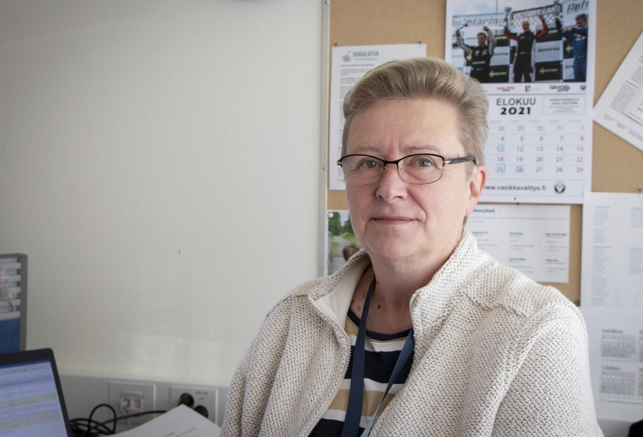 Puolustusvoimien palveluksessa pitkän uran tehnyt Tiltu Satela halusi haastaa itsensä hakeutumalla kuntahallinnon pariin. Elokuun alusta lähtien hän on toiminut Siikalatvan kunnan hallintosihteerinä.