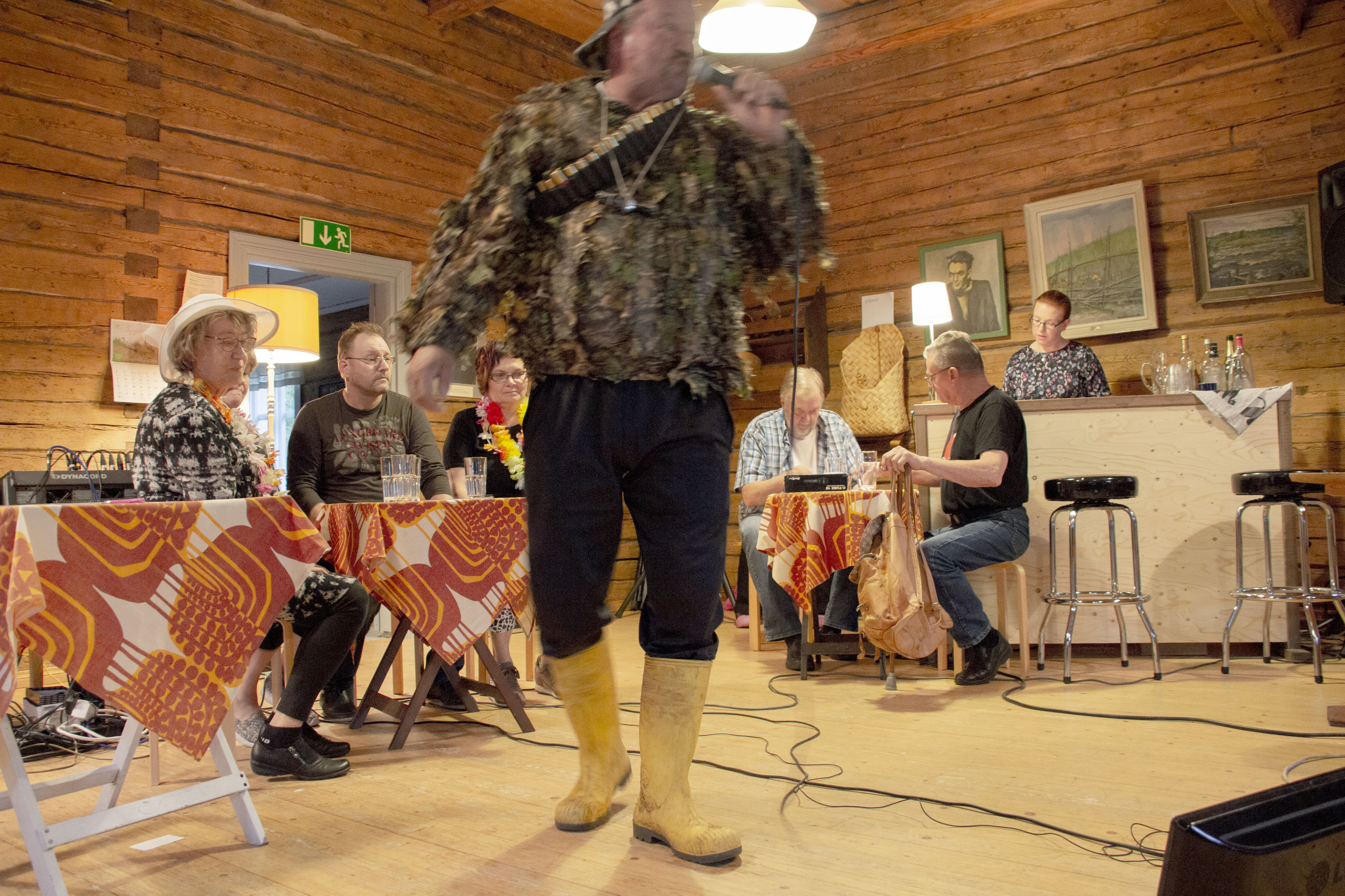<p>Mitähän lie kertoo baaritarinassaan tämä metsästäjä...</p>