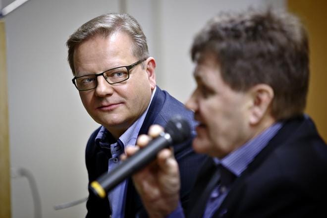 Kansanedustajat tekevät sekä henkilökohtaisia että vaalipiirin yhteisiä aloitteita. Kuvassa Lasse Hautala ja Harry Wallin. KUVA: TOMI KOSONEN