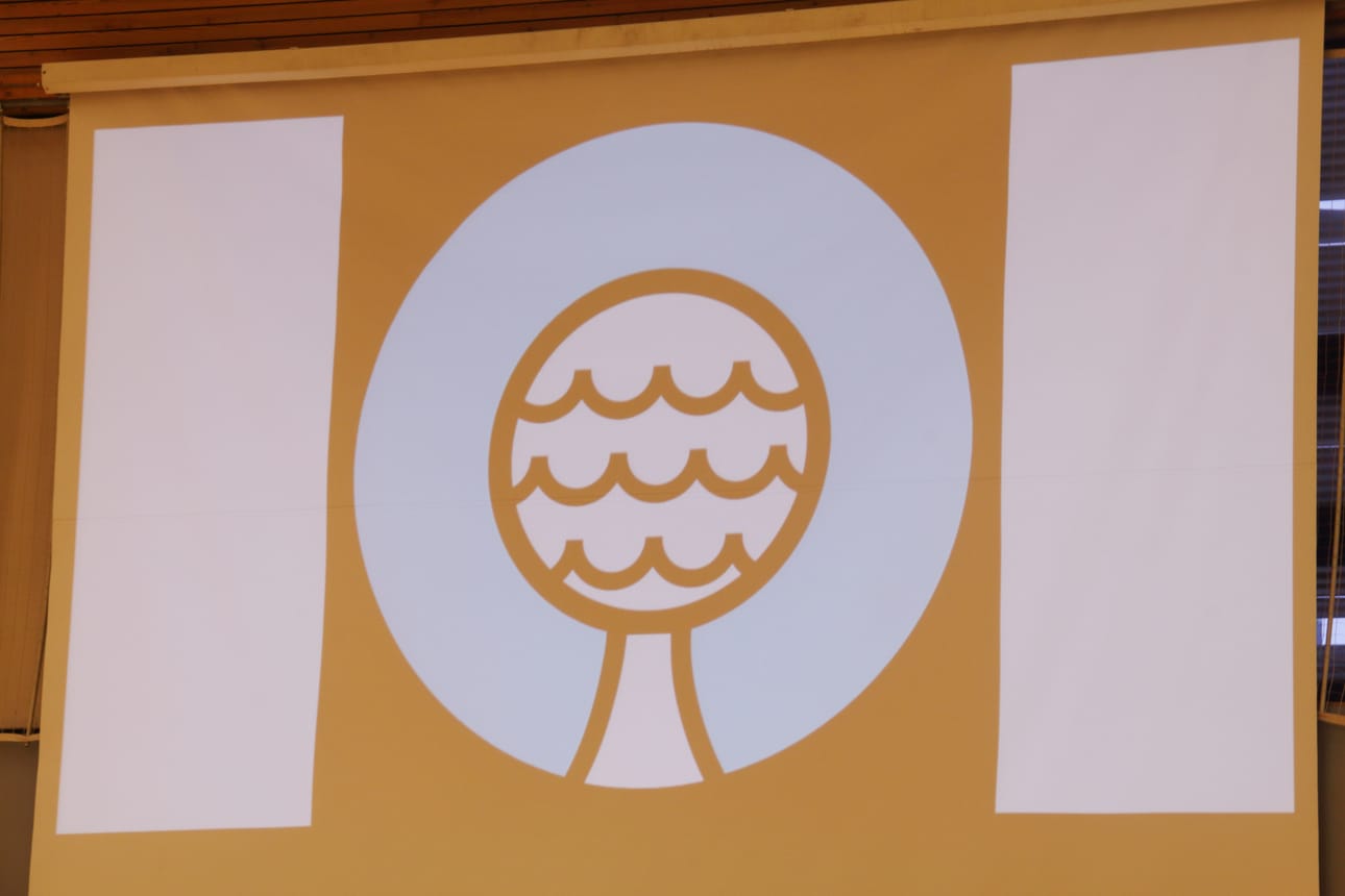 Logoehdotuksia tuli kaikkiaan vajaat 10. Niiden joukosta valittiin kolme ehdotusta, jotka esiteltiin lukiolaisten sählyturnauksen yhteydessä. Kolmen parhaan joukkoon ylsi Lassi Tenhulan ehdotus.