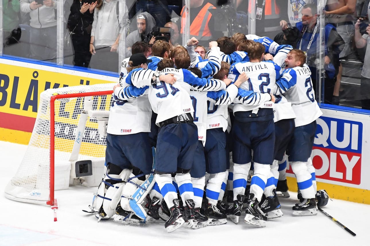 Leijonat ryntäsivät summerin soitua jäälle juhlimaan maailmanmestaruutta.