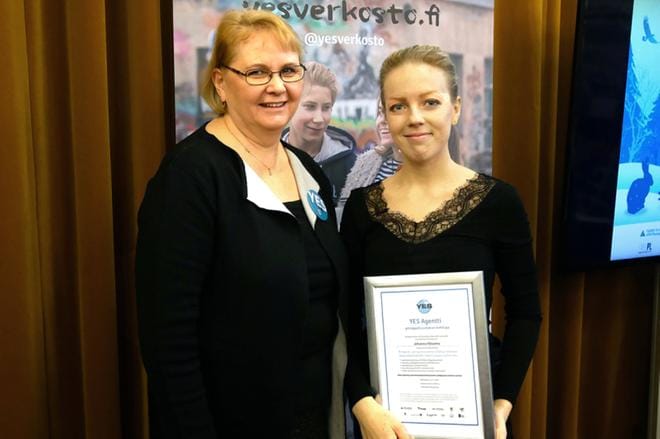 Opettaja Johanna Yliluoma (oikealla) on aina ollut itsekin yrittäjähenkinen. Vasemmalla kehittämispäällikkö Aila Katila Etelä-Pohjanmaan Yes-verkostosta.
