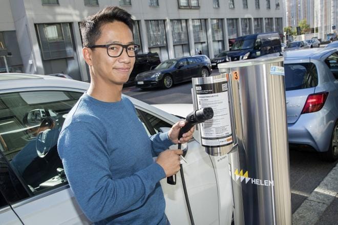 Helsinkiläinen Khuong Le latasi hybridi-autonsa keskiviikkona Kampissa lähellä toimistoaan. Hänellä on käytössään sekä sähköauto että hybridi. Sähköautolla hän ajaa työmatkansa. KUVA: Mauri Ratilainen