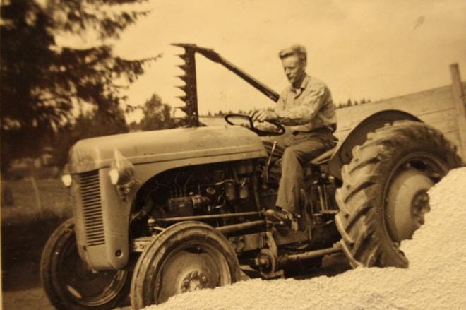 Juhani Matilan ensimmäinen traktori vuonna 1955.