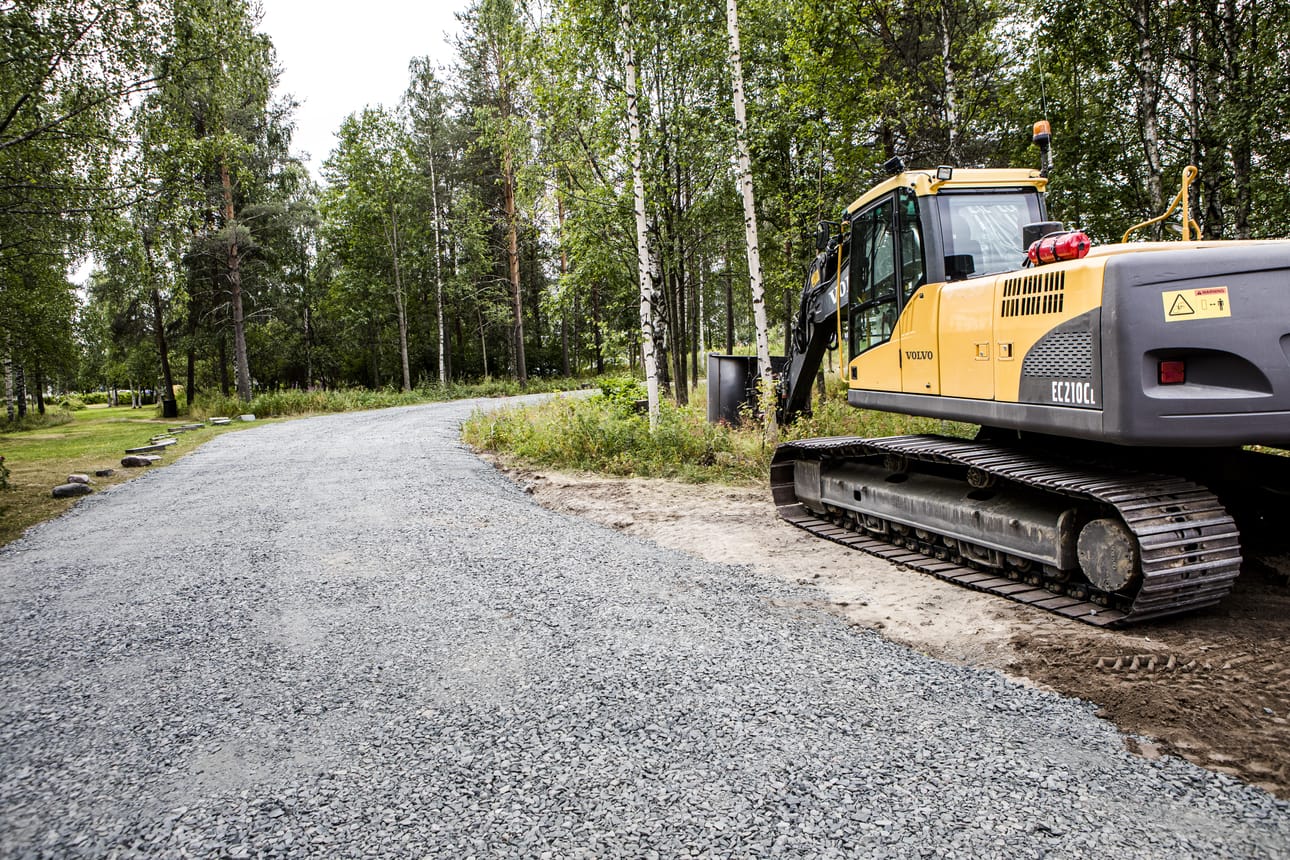 Leikkikentän lisäksi Keltakankaan pihalla on tehty tien pohjustustöitä ja paikalle on rakennettu linja-autojen kääntöpaikka. Sekä pihan että rakennuksen sisätilojen muutostöiden kustannusarviot ovat yhteensä 300 000 euroa.