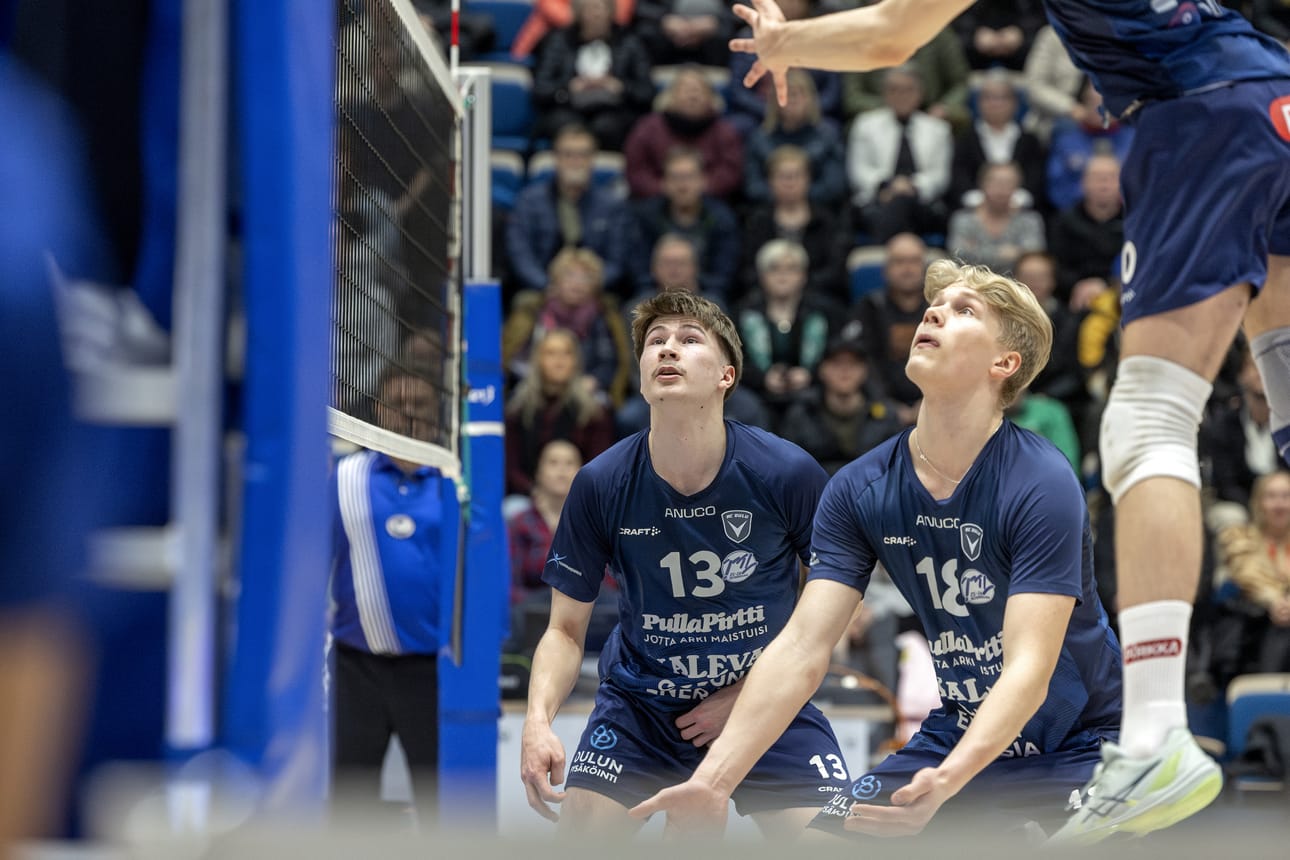 Eeli Kuukasjärvi (13) on jakanut tällä kaudella AC Oulu Volleyn passausvastuun Lasse Jäntin kanssa.
