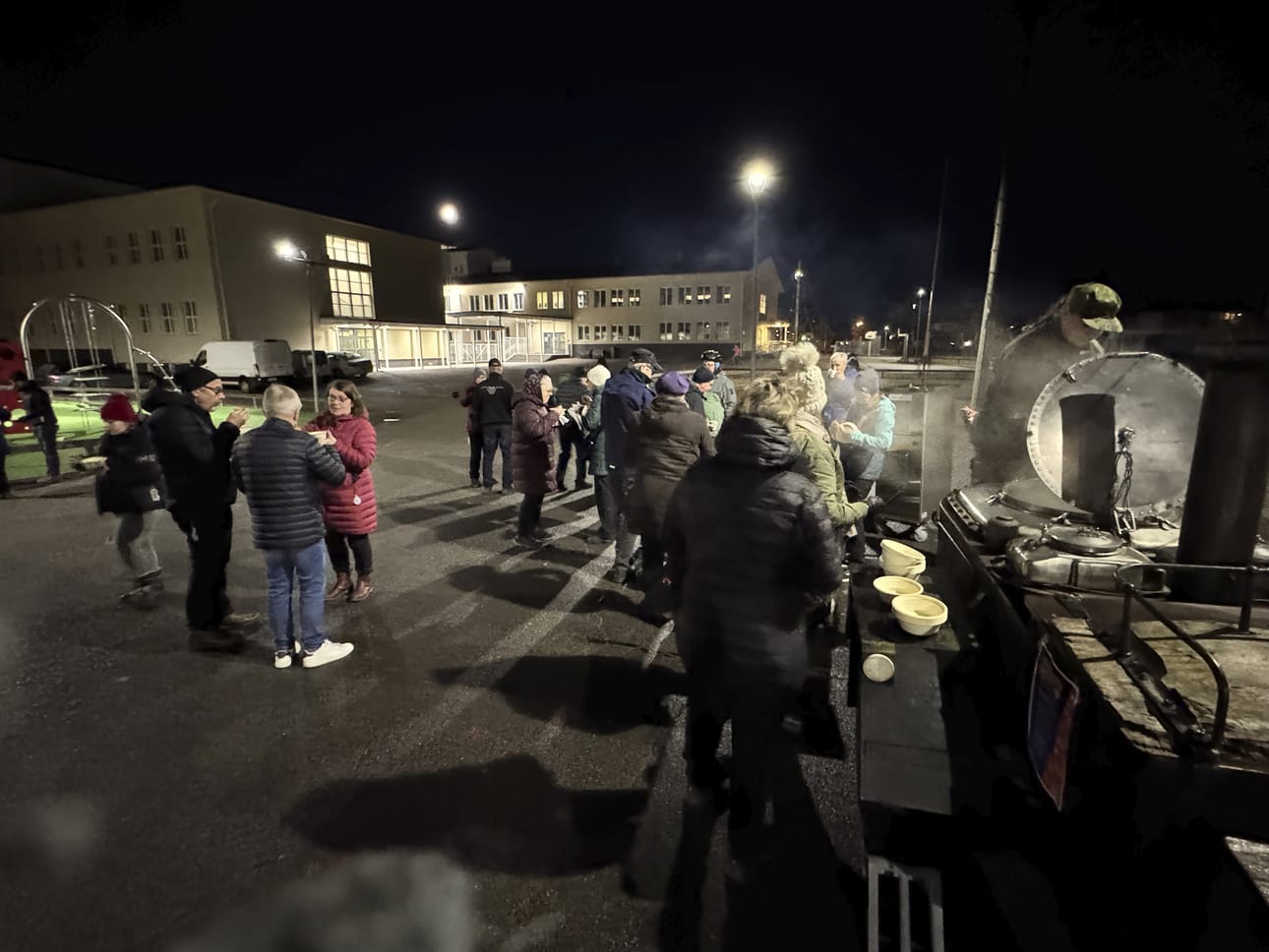 Tyhjin vatsoin tapahtumaan ei tarvinnut osallistua. Tarjolla oli hernekeittoa, kahvia, mehua ja makkaraa.