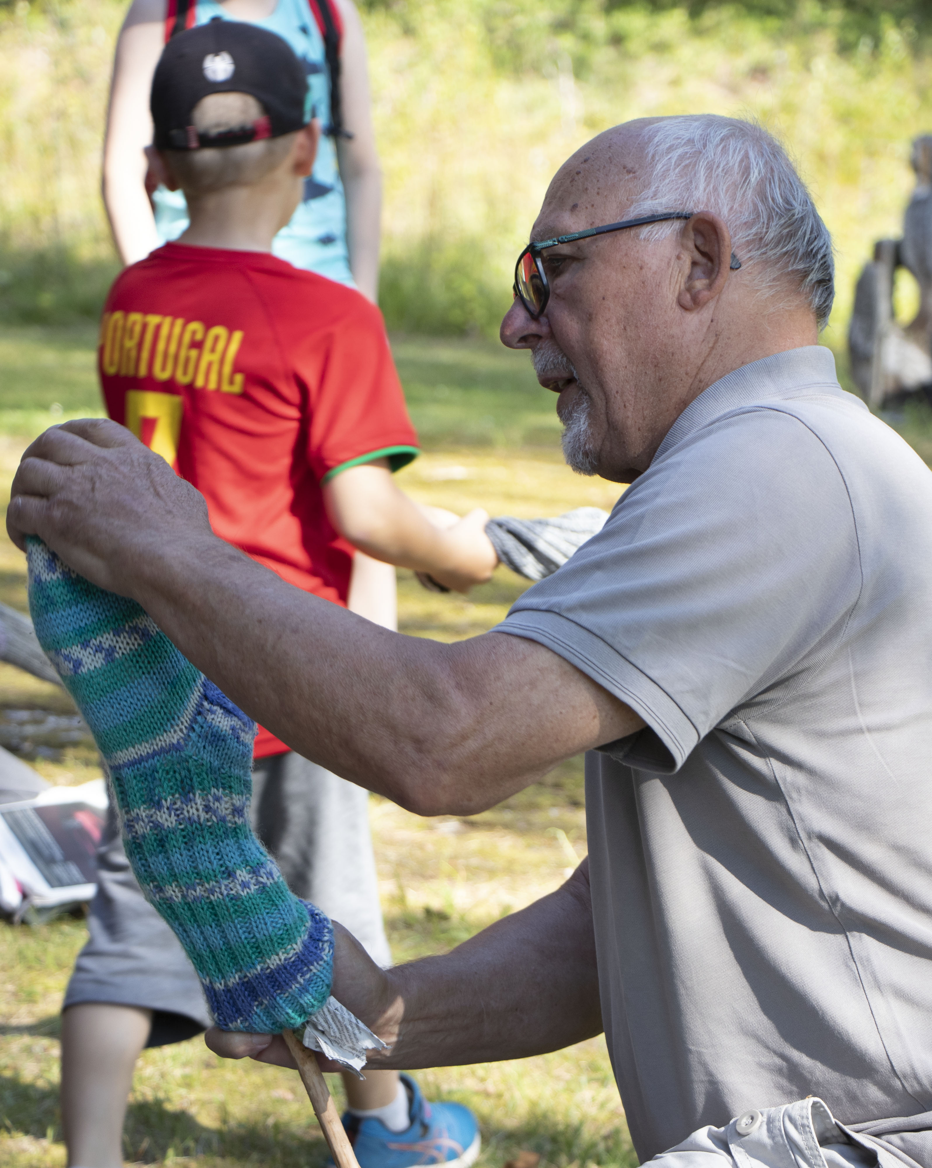 Pojat olivat kurssilla vähemmistönä, mutta Pentti Jarva näytti mallia, kuinka mieskin voi rakentaa oman keppihevosen.