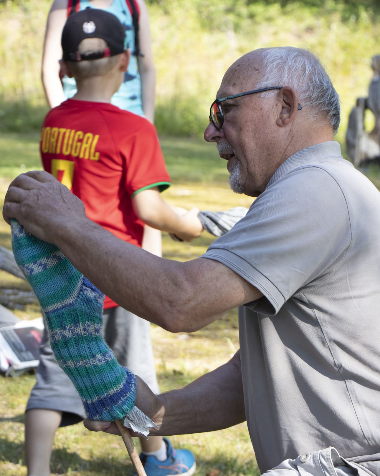 Pojat olivat kurssilla vähemmistönä, mutta Pentti Jarva näytti mallia, kuinka mieskin voi rakentaa oman keppihevosen.