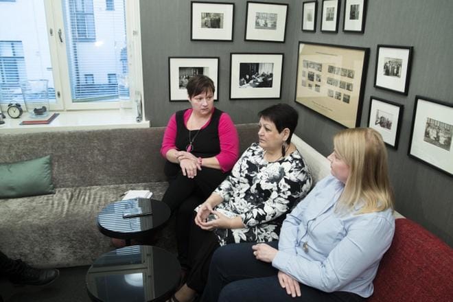 Vanhempainliiton Katja Repo (vas.) ja Melody Naghmeh Karvonen (kesk.) ovat käyttäneet hyväkseen mummolomaa. Merja Korhosen mukaan perheystävällisyys on sekä yrityksen että työntekijän etu. KUVA: Mauri Ratilainen / com.pic