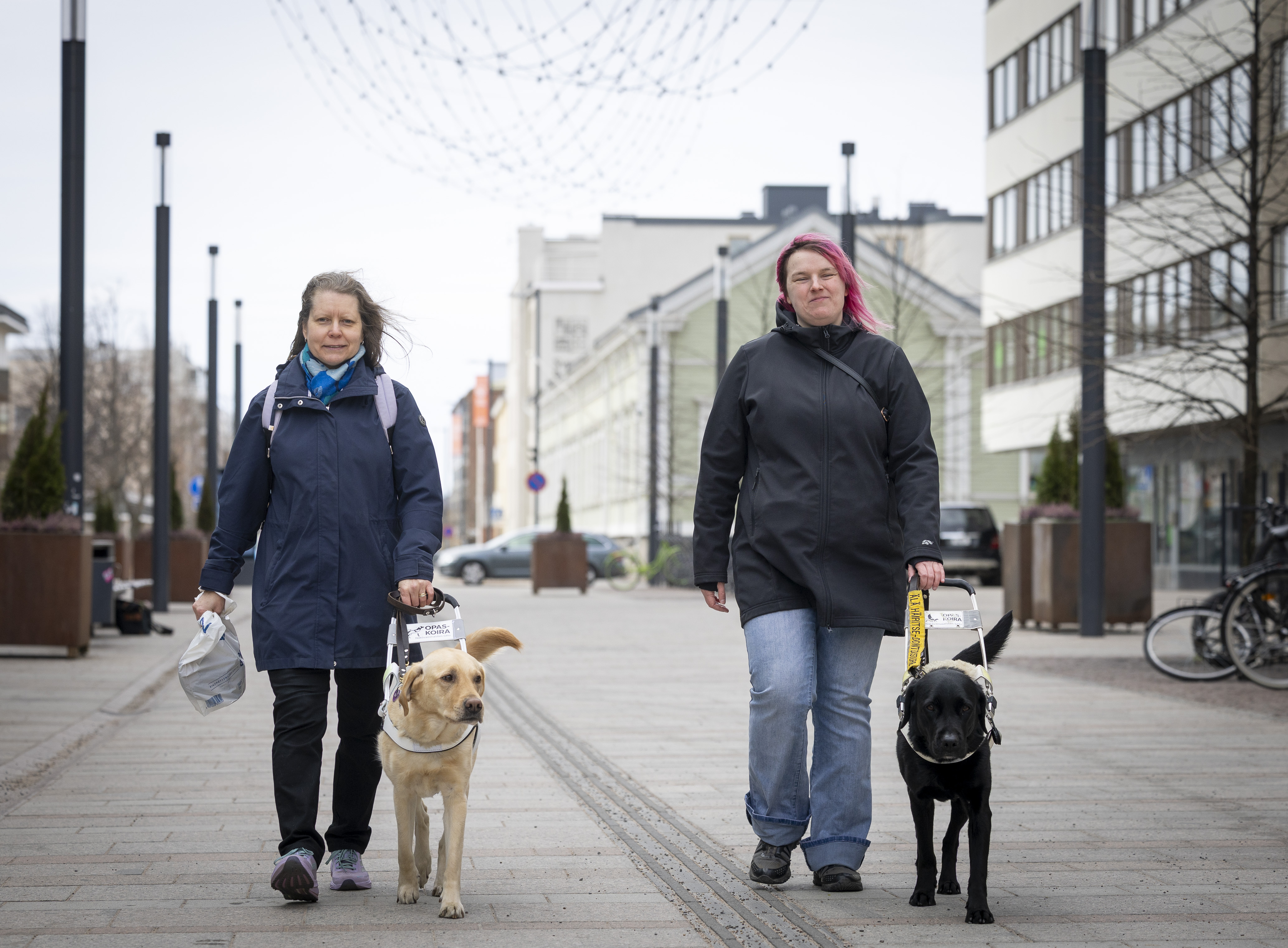 Oululaisille näkövammaisille Jenna Miinalalle ja Katja Laurille opaskoirat Siri ja Selda ovat korvaamaton arjen apu – "Koira avasi minulle maailman uudelleen"