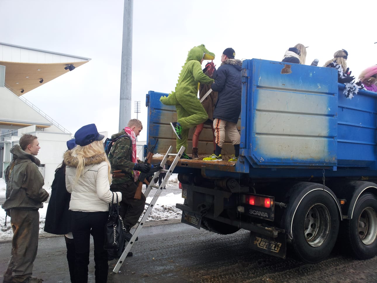 Oulun Lyseon lukiolaiset joutuivat vaihtamaan rekkaa, kun auto jäi jumiin uimahallin eteen.