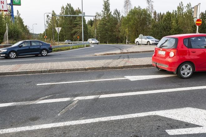 Suomalaisautoilijoiden kesärenkaat ovat kohtuullisen hyvässä kunnossa, selvisi Autorengasliiton järjestämissä rengasratsioissa. KUVA: Matias Honkamaa