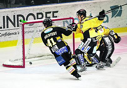 Kalle Sahlstedt tekee toisen illan kahdesta osumastaan siirtäen Kärpät 2-0-johtoon. Maalivahti Tuomas Nissinen ja puolustaja Ville Varakas ovat tilanteesta myöhässä.