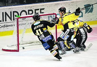 Kalle Sahlstedt tekee toisen illan kahdesta osumastaan siirtäen Kärpät 2-0-johtoon. Maalivahti Tuomas Nissinen ja puolustaja Ville Varakas ovat tilanteesta myöhässä.