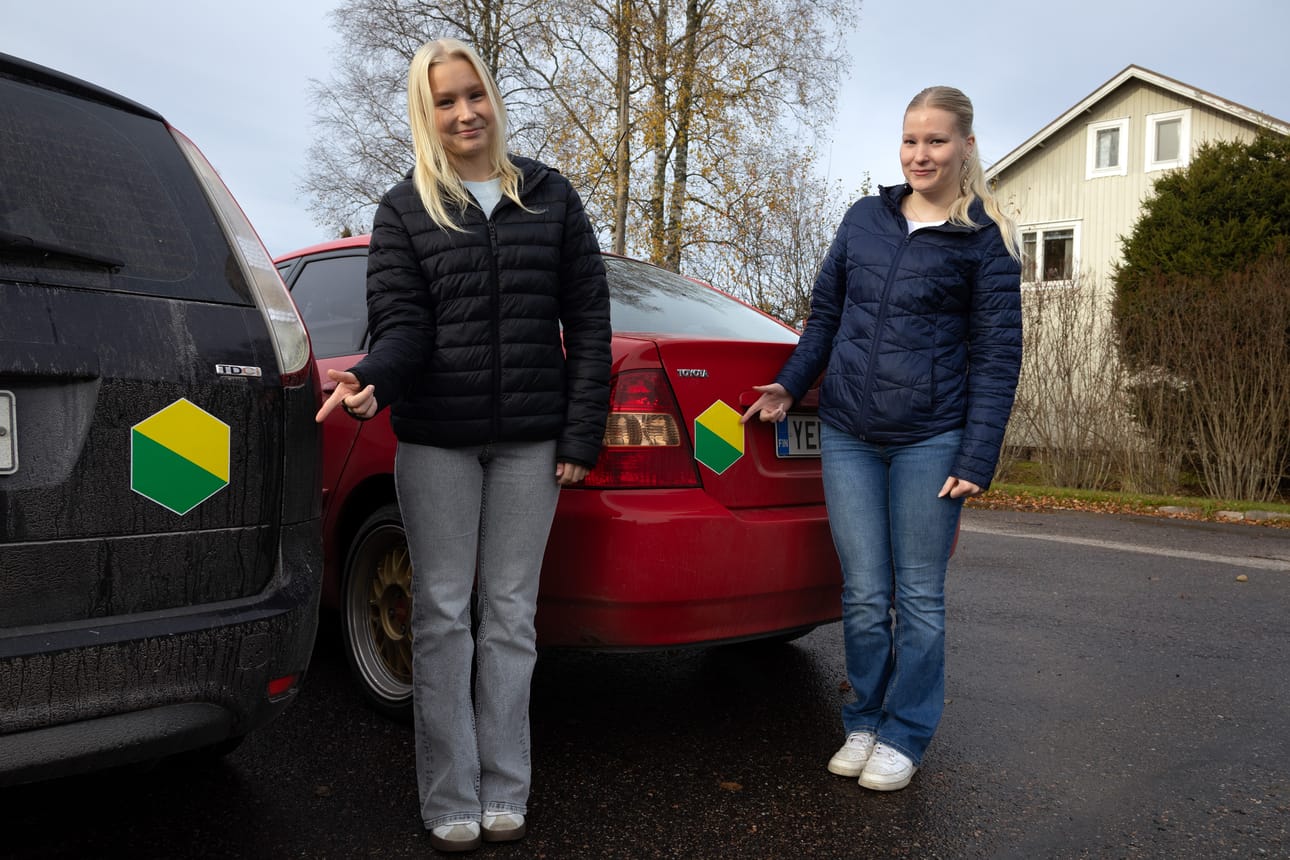 Tilastot kertovat, että ajokorttilain muutokset ovat vähentäneet 17-vuotiaiden onnettomuuksia. Esimerkiksi Sanna Jussila ja Tuulia Autio käyttävät tunnollisesti alaikäisen kuljettajan tunnusta, vaikkeivät ole samaa mieltä Traficomin kanssa sen tarpeellisuudesta. Nuorten mukaan heitä on ohiteltu tyhmästi tai roikuttu perässä.