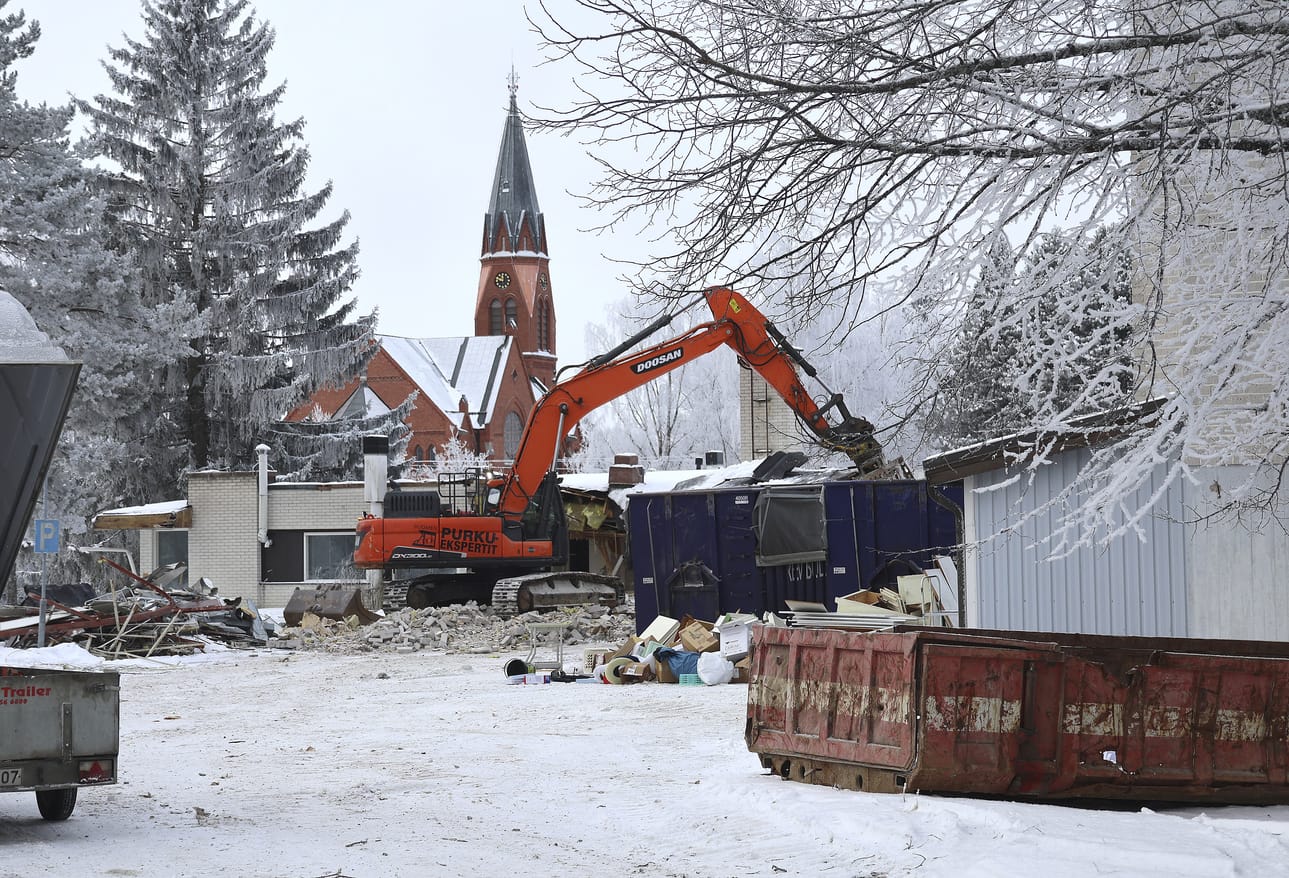 Kauhavan vanhan hammashoitola- ja eläinlääkärirakennuksen purkaminen alkoi tiistaina 27.1.