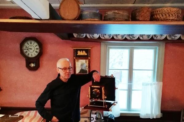Vaasalainen pitkän linjan valokuvaaja Gunnar Bäckman kuvasi viime kesänä Stundarsin museon kävijöitä vanhalla, 1800-luvulta peräisin olevalla tekniikalla. Kuva: Pia Timberg