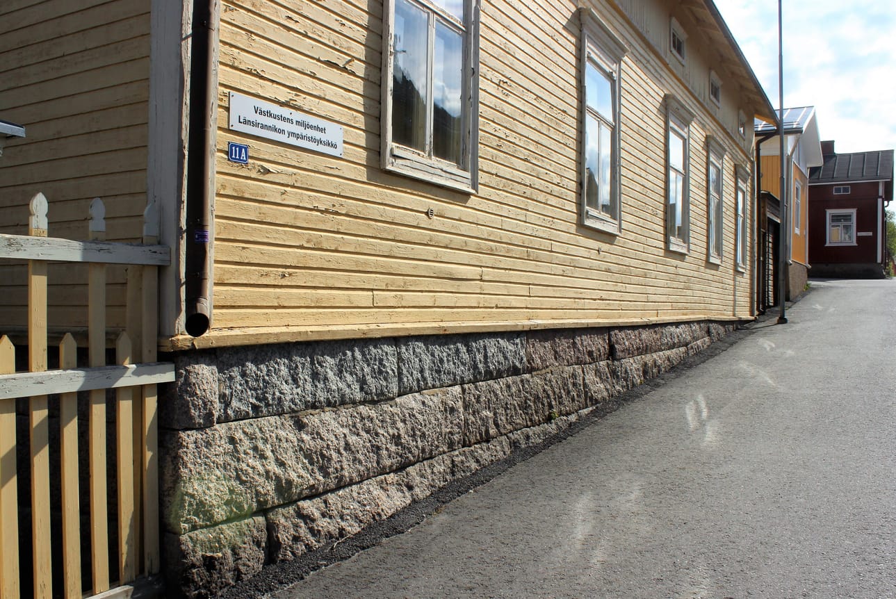 Ympäristö- ja terveystarkastajan työhuone sijaitsee Koulukadun varrella Kristiinan Kantakaupungissa.