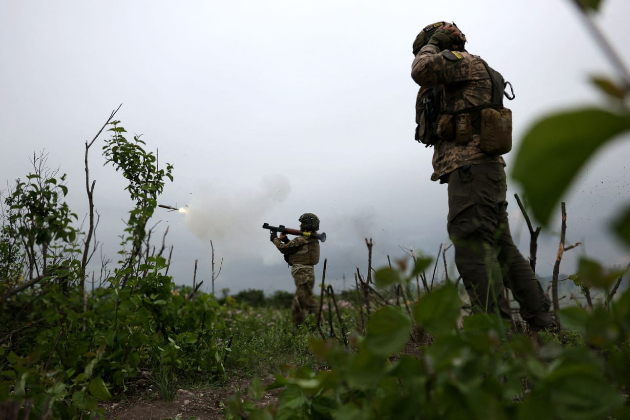 Kuvassa ukrainalaissotilaita lähellä Bahmutin kaupunkia Itä-Ukrainassa kesäkuussa. LEHTIKUVA/AFP