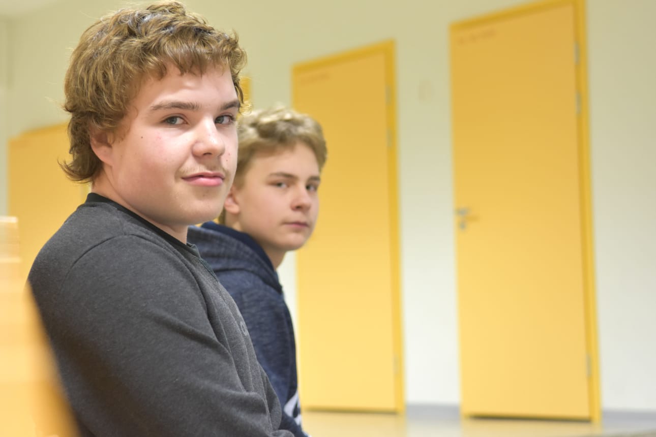 Itseä kiinnostavasta aiheesta saattaa olla aika paljonkin kirjoitettavaa, Ota kantaa! -kisan voittaja Ville-Joonas Tornberg (vas.) sanoo. Vieressä kolmanneksi sijoittunut Heikki Kataja.