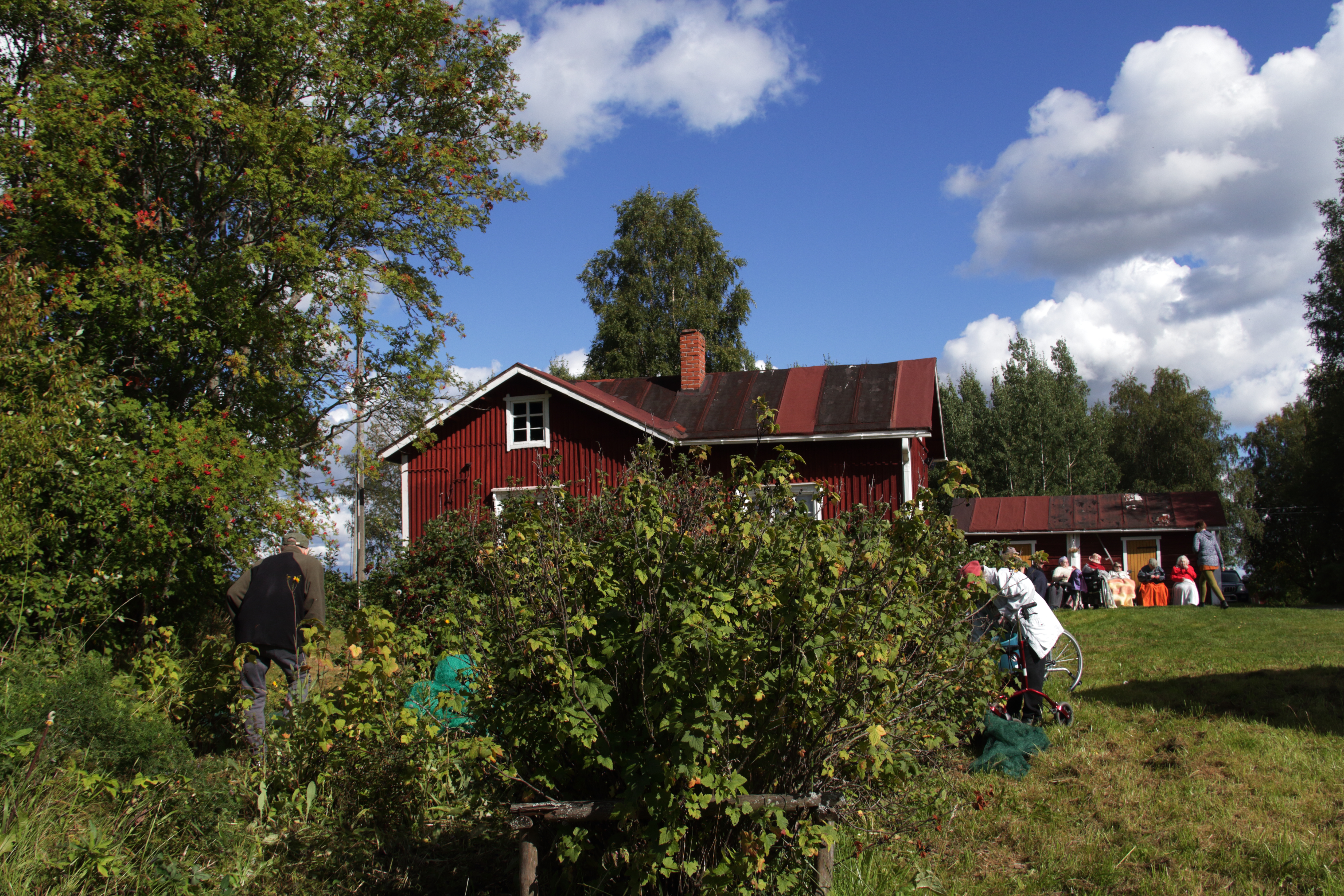 Kartanonväen hoitokodin väki teki retken Pusan kauppamuseolle ja poimi samalla pihapiirissä viinimarjoja.