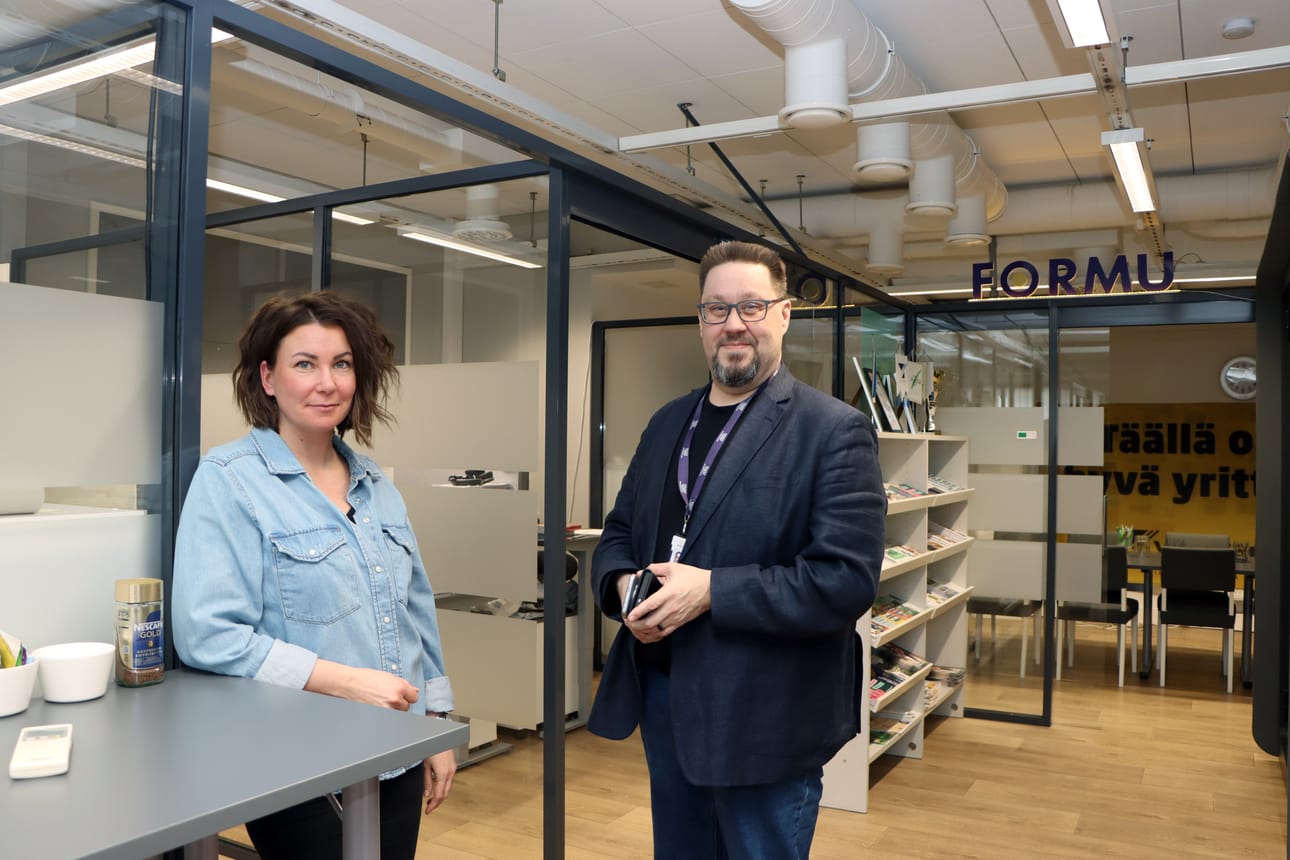 Anne Bäckström ja Timo Nevala Kurikan kaupungin yrityspalvelupisteestä kannustavat yrittäjiä vastaamaan kyselyyn ja tuomaan esille kehittämistarpeita.