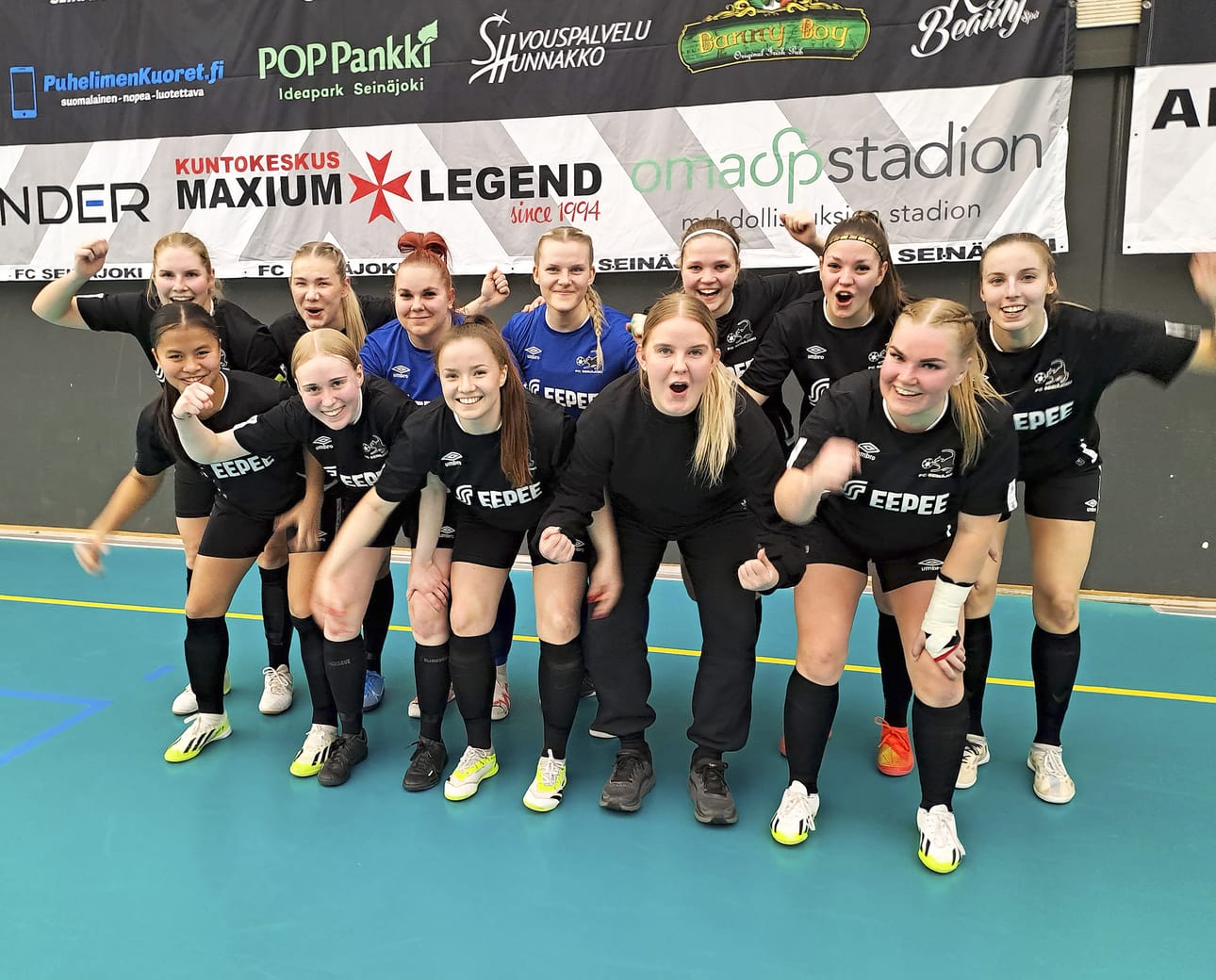 FC Seinäjoen futsalnaiset riemuitsivat sarjakärkeen nousua kotikentällään urheilutalolla, kun vaasalainen FC Brändöpojkarna kaatui selvästi maalein 6-1.