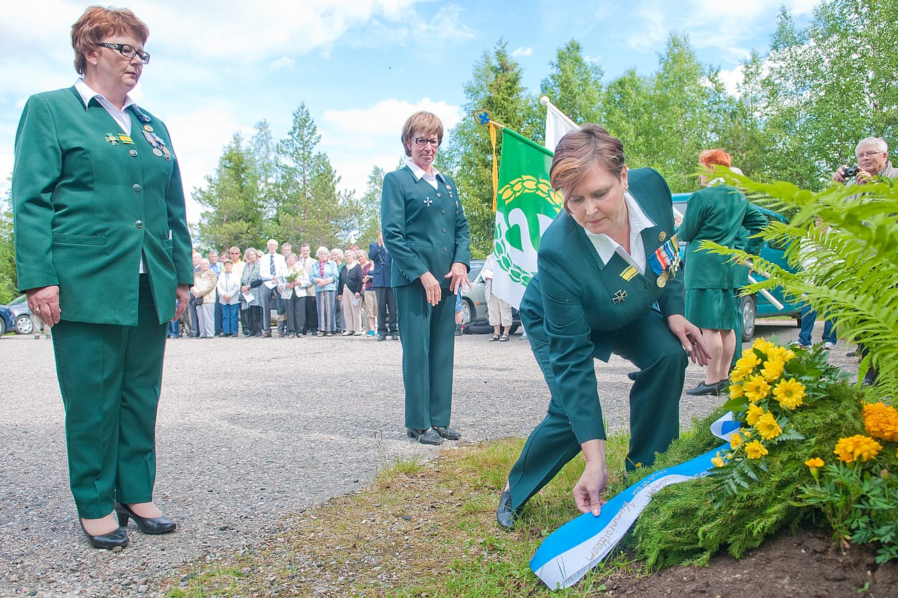 Sen suurempaa rakkautta ei ole kenelläkään kuin että hän antaa henkensä ystäväinsä edestä, lausui Satu Mustalahti muistokiveen kaiverretut sanat.