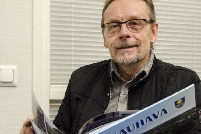 Jukka Kuusisto oppi jo kultasepän työssä, että aina pitää pystyä luomaan jotakin uutta. Sama on pätenyt heidän yritykseensä, jossa tuotteet ovat vuosien varrella vaihdelleet. KUVA: JUHA AHO-PYNTTÄRI