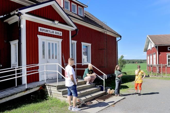 Ilmajoen Nopankylän koulun oppilaiden vanhemmat Kyösti Peltokoski (vas.), Antti Uusi-Laitila, Jaana Koivuluoma ja Päivi Lampen ovat huolissaan koulun kohtalosta. KUVAT: HEIKKI HAKANEN