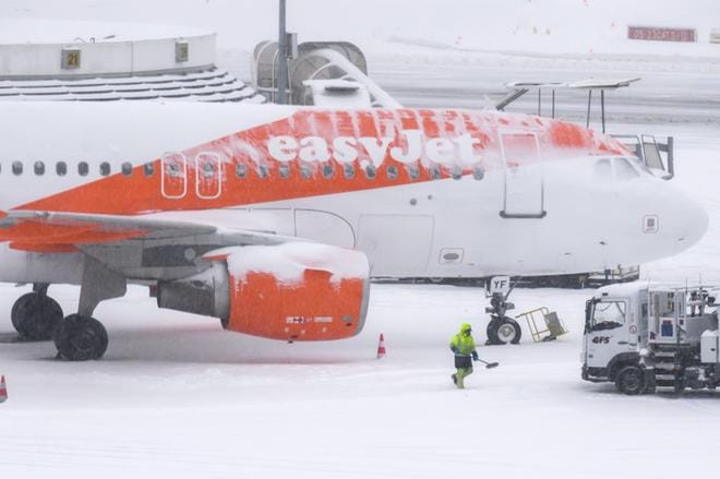 Easyjet-lentoyhtiö kertoo varautuneensa siihen, että brexit toteutuu ilman sopimusta EU:n ja Britannian välillä. Kuvassa konetta puhdistetaan lumesta Sveitsin Genevessä. KUVA: EPA-EFE/MARTIAL TREZZINI