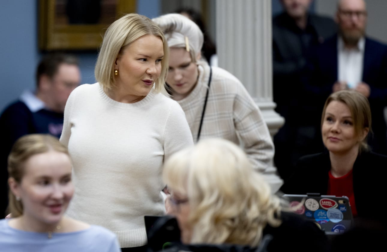 Sosiaalidemokraattien valtuutettu Pia Hiltunen takanaan vasemmistoliiton Jessi Jokelainen (vas.) ja sosiaalidemokraattien Niina Kettunen kokoontumassa päättämään ensi vuoden taloudesta. Etualalla keskustelevat vihreiden Elisa Hallapuro (vas.) ja Paula Himanen.