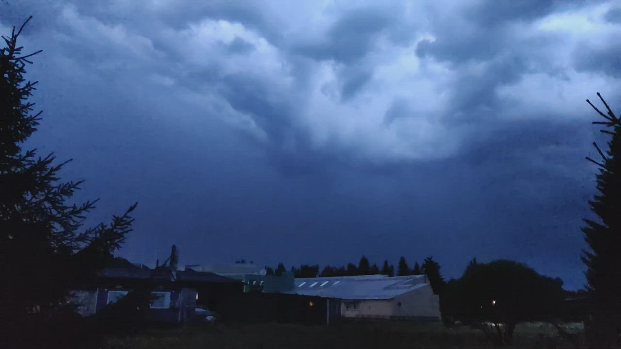 Hidastettua videokuvaa eilisestä ukkosmyrskystä Oulussa