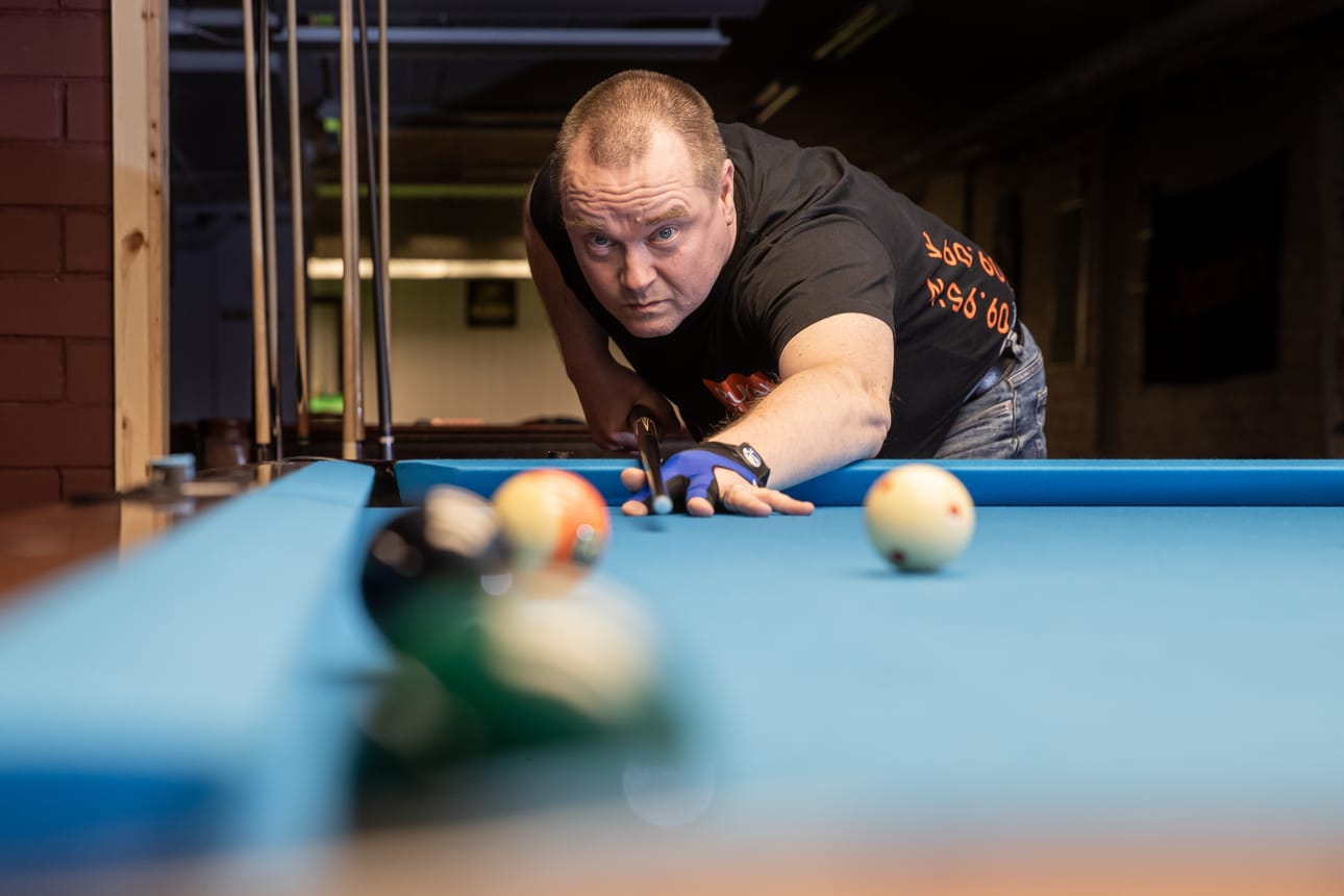 Mikä Määttä kuvattuna Kuusamon keskustaan rakennetulla biljardisalilla tammikuussa.