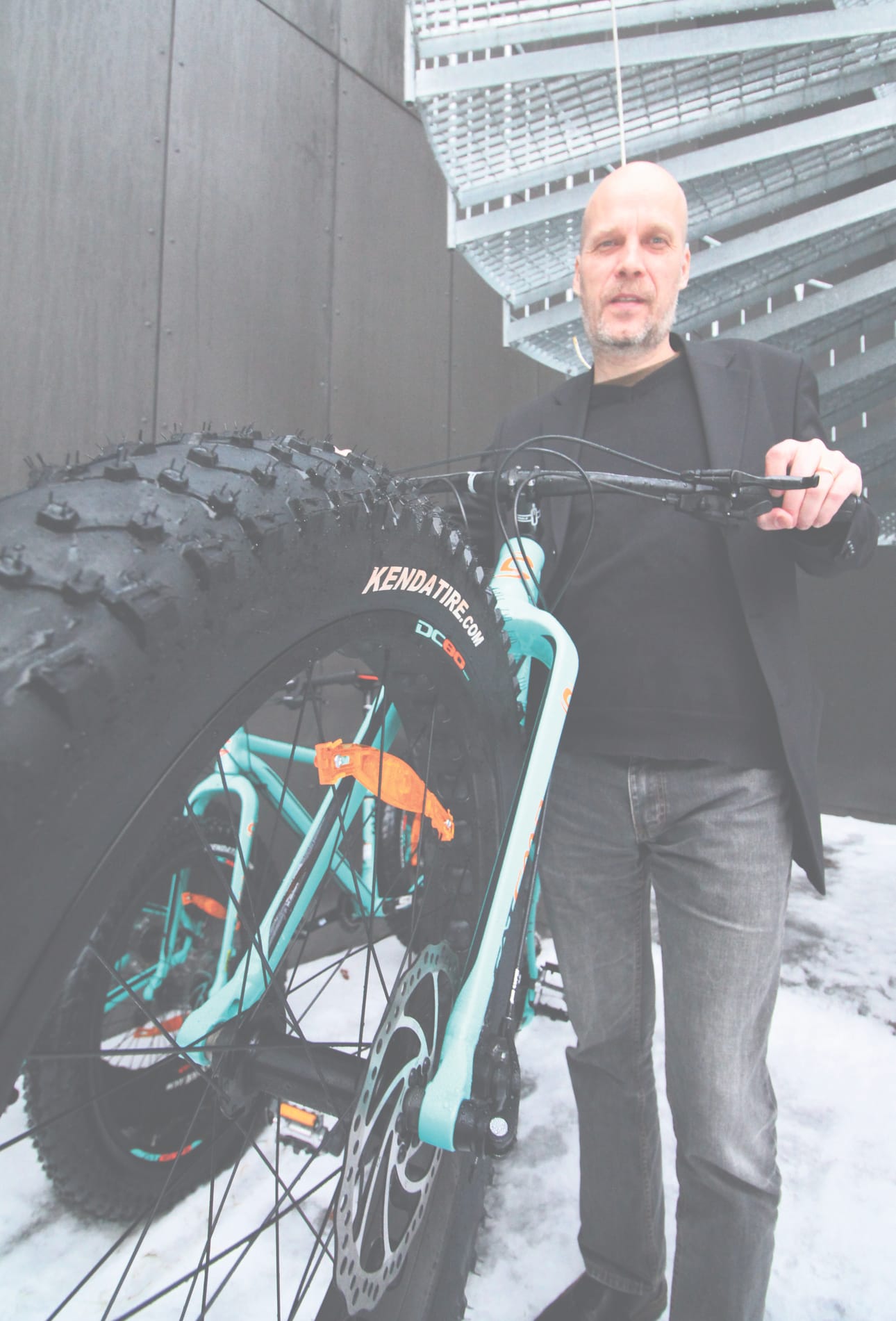 Kirjastosta voi liikuntavälineiden joukosta lainata jatkossa myös leveärenkaisia maastopyöriä, fatbikeja. Kirjasto- ja kulttuurijohtaja Janne Nevala sanoo välineiden luonnollisen lainauspaikan löytyvän nimenomaan kirjastosta.