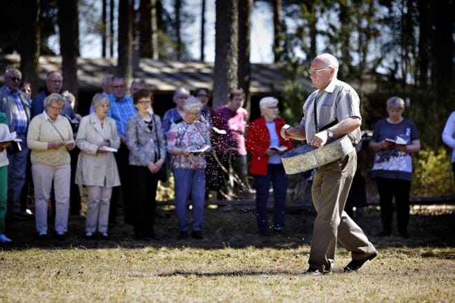 Juhani Aho näytti mallia miten kylvöt tehtiin käsin ennen vanhaan. Kuva: Tomi Kosonen