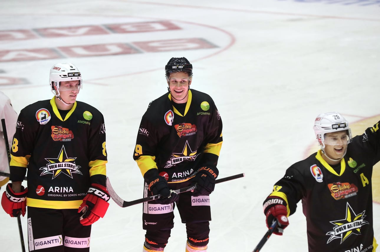 Jesse Puljujärvi (keskellä) haluaa yhä NHL-siirron.