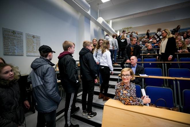 Eduskunnan puhemies Paula Risikko kertoi Ilmajoen yhdeksäsluokkalaisille, että hänellä ei ole enää omaa paikkaa eduskunnan istuntosalissa eikä hän voi osallistua äänestyksiin. KUVA: JAAKKO ELENIUS