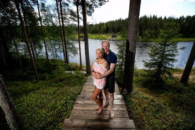 Jari-Matti Latvala ja Maisa Torppa ehtivät viettää aikaa mökillään Töysässä vain vähän. Latvalan pitää kiireisenä rallikausi, Torpan televisiotyöt. Pariskunta kihlautui tänä kesänä, mutta häistä ei vielä puhuta. KUVA: JAAKKO ELENIUS