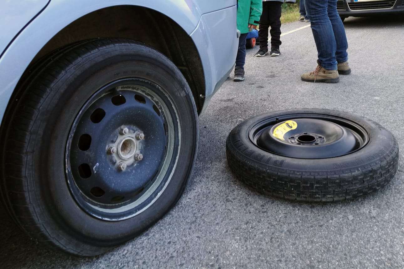 Pieni reikä Liikasenvaarantieltä ja hidas tyhjeneminen johti heittelehtimisen Viitostiellä. Takana olevan auton rengas vaihdettiin hieman aiemmin.