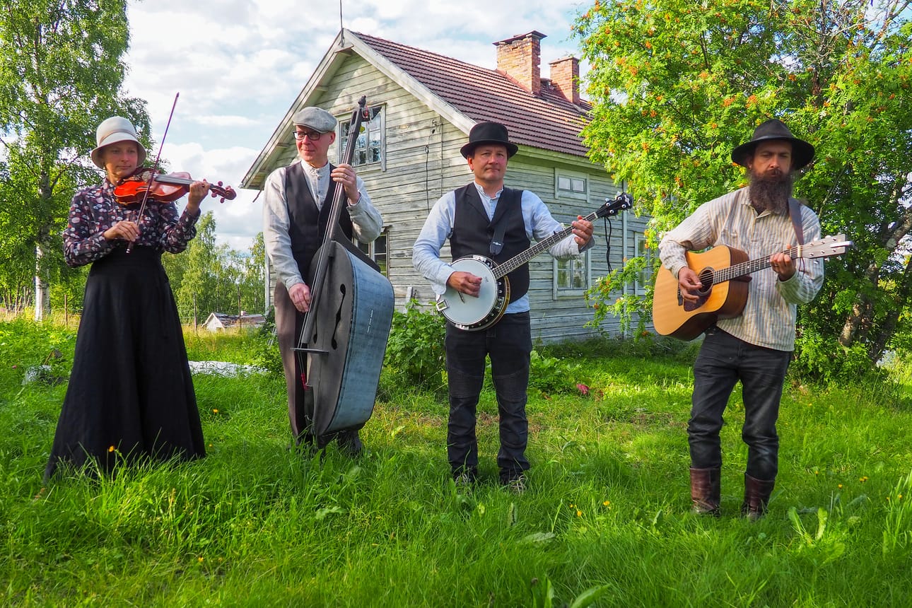 Pelkosenniemen Saunavaarassa harjoittelevat Outi Sorsa (vas.) Petri Tikkanen, Eerikki Tervo ja Risto Tuuri luottavat yhtyeen musiikkityylissä reilusti yli 100-vuotiaaseen old timeen.